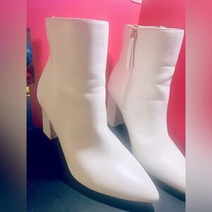 Madden Girl “Flex” ankle bottoms -White-7.5M